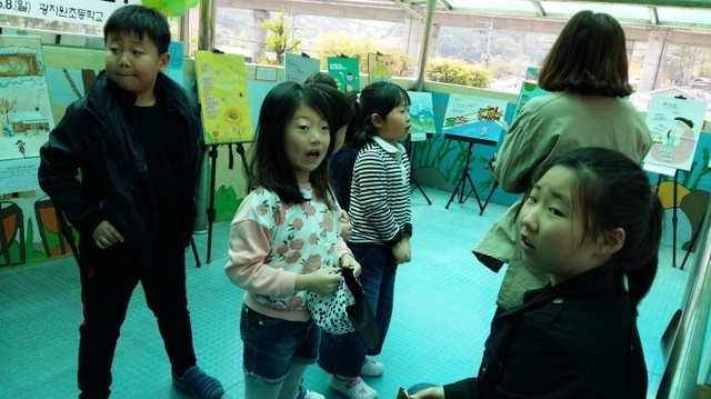 ▲ 광주시 남한산성면 광지원리 광지원초등학교(교장 이유순)가 '세계 책의 날'을 맞아 매년 4월25일∼5월8일까지 다채로운 문화 행사를 펼치고 있다.