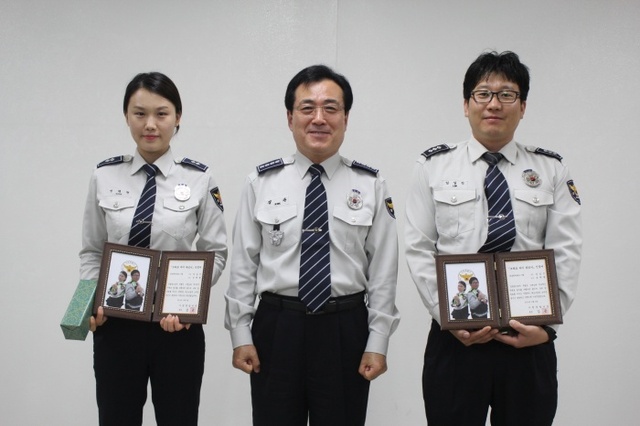 ▲ 이천경찰서가 직원들의 팀워크 향상을 위해 경찰서 고유시책으로 브라보 마이파트너를 선정했다.(왼쪽부터 성택현 순경, 김균 서장, 임일진 경장)