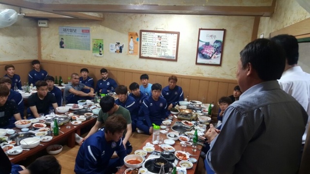 ▲ FC안양 선수들에게 특별한 회식을 마련한 이호율 안양시축구연합회장과 박형순 전 시축구연합회장이 선수들의 노고를 격려하고 있다.FC안양 제공