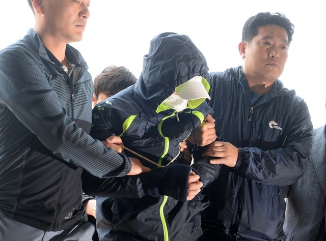 ▲ 한국으로 귀화한 중국동포 출신 중년 부부를 인천시 계양구의 한 빌라에서 살해한 용의자 A씨가 범행 하루만에 경남 하동에서 긴급 체포돼 11일 오후 인천시 계양경찰서로 압송되고 있다.장용준기자