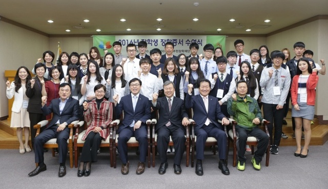 ▲ 평생교육과_장학증서 수여식에 참석자들이 기념촬영을 하고 있다.
