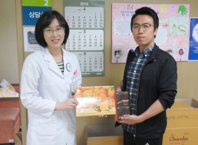 ▲ 가천대 길병원이 지역 내 아동복지시설의 아이들을 위해 초콜릿 선물을 하고 있다.