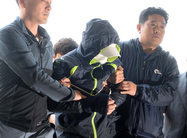 크기변환_7면 20160511 계양구 방축동 부부 살해범 검거 압송 JUN_1818.jpg