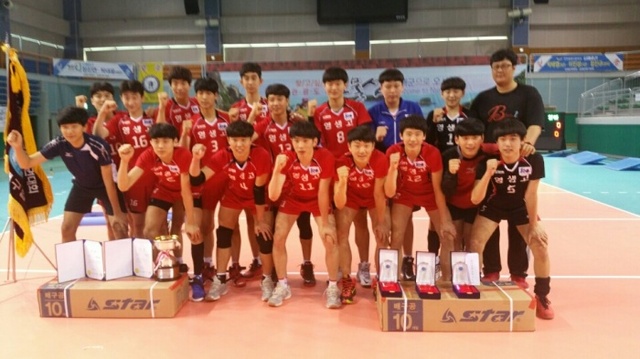 ▲ 제71회 전국남녀종별배구선수권대회 남자 고등부에서 8년 만에 우승을 차지한 수원 영생고 배구팀.영생고 제공