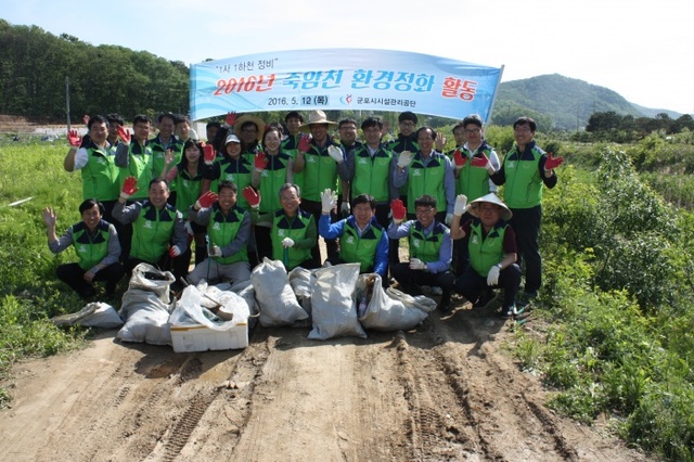 ▲ 군포시설관리공단 죽암천 정화활동