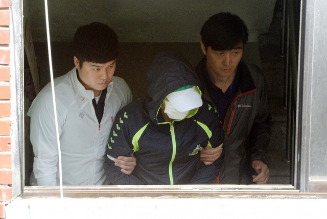 ▲ 한국으로 귀화한 중국동포 출신 중년 부부를 살해한 범인 A씨가 현장검증을 위해 16일 오전 범행장소인 인천시 계양구의 한 빌라로 들어서고 있다.장용준기자