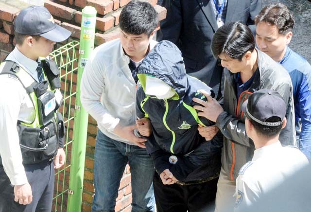 7면 20160516 계양구 중국 귀화 부부 살해 현장검증 JYJ_3212.jpg