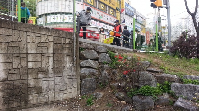 ▲ 이천경찰서 정보보안과 김진한 과장이 학교다녀오겠습니다 근무지인 송정초등학교 앞 횡단보도 옆의 훼손된 안전바를 확인하고 있다.(사진=이천경찰서)