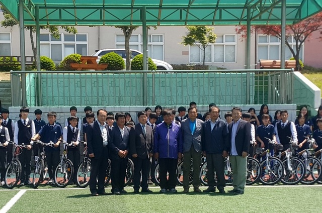 ▲ 자전거 기증을 기념한 시승식 전 기념사진을 촬영하고 있다