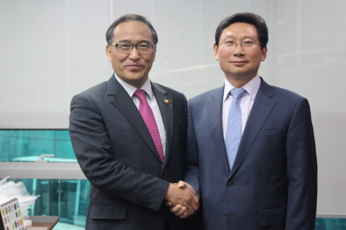▲ 이상일 의원(오른쪽)과 홍윤식 행자부 장관