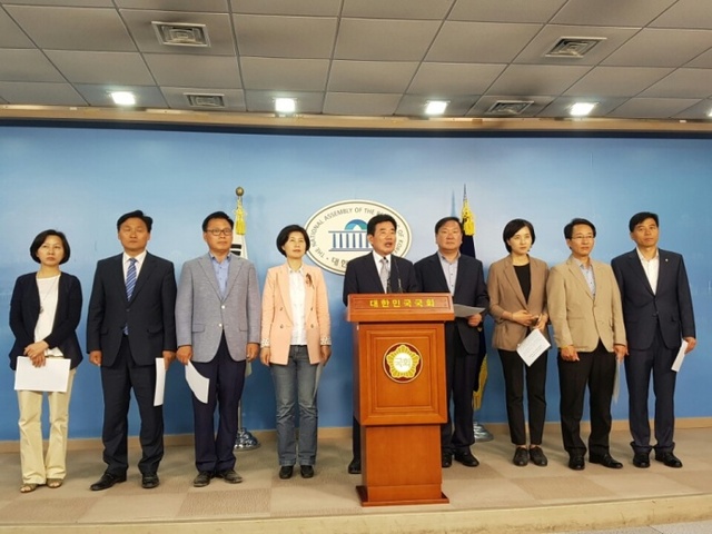 ▲ 수원, 화성, 성남, 용인, 고양 등 불교부단체 지역 국회의원 당선인들이 22일 정부의 지방재정개편안 철회를 주장하고 있다.