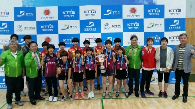 ▲ 제45회 전국소년체전 탁구에서 금메달 3, 동메달 1개로 3년 연속 최다메달을 수상한 경기도 대표선수단.