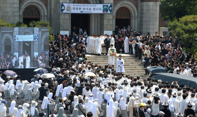크기변환_7면 20160602 천주교 인천교구 교구장 고 최기산 주교 장례미사JYJ_8094.jpg