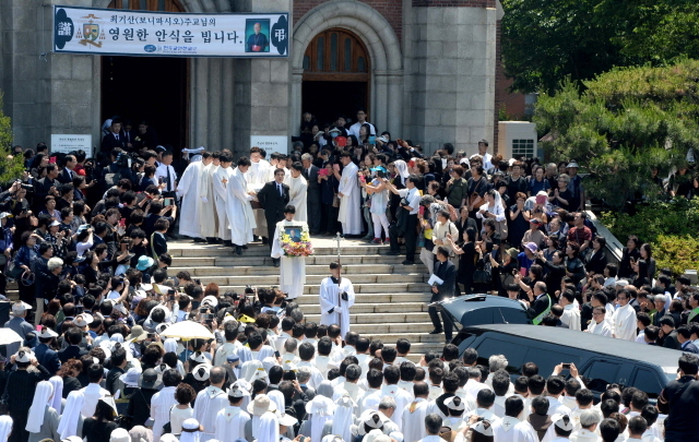 크기변환_7면 20160602 천주교 인천교구 교구장 고 최기산 주교 장례미사JYJ_8099.jpg