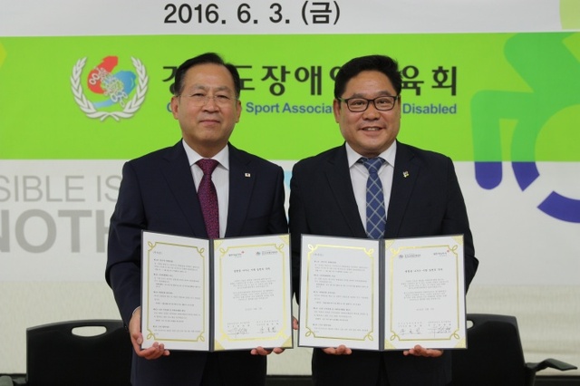▲ 장호철 도장애인체육회 사무처장(오른쪽)과 유성렬 경기혈액원장이 3일 생명나눔 헌혈 약정을 체결한 뒤 기념촬영을 하고 있다.도장애인체육회 제공