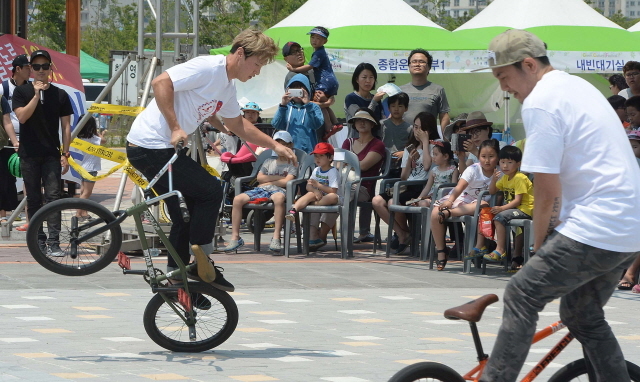 크기변환_7면 20160605 영종그린문화축제 자전거 기사관련 BMX 퍼포먼스JYJ_9072.jpg
