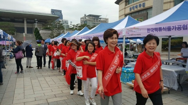 ▲ 사단법인 전문직여성(BPW) 인천클럽이 지난 4일 인천종합문화예술회관 야외광장에서 ‘이퀄페이데이(Equal Pay Day), 빨간 가방을 채워주세요’ 캠페인을 펼쳤다