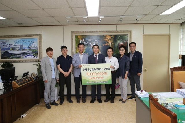 ▲ 지난 7일 구차환 광명시서적협동조합장이 장학금 1천만원과 500만원 상당의 도서를 기증하고 있다. 광명시서적협동조합 제공