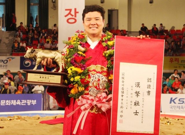 ▲ 8일 충북 보은국민체육센터에서 열린 2016 보은단오장사씨름대회에서 한라장사에 오른 이주용(수원시청)이 기념촬영을 하고있다.연합뉴스