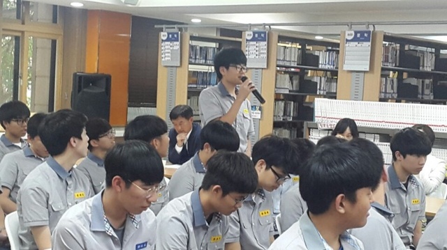 ▲ 평택고 아침노을 공재광 평택시장과 대화
