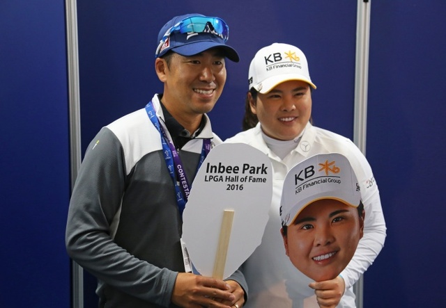 ▲ 박인비가 남편 남기협 씨와 함께 9일(현지시간) LPGA 명예의 전당 입회를 자축하며 포즈를 취하고 있다.연합뉴스