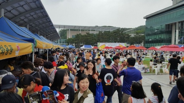 ▲ 용인시사회복지협의회가 용인시민·이마트와 함께하는 상생협력프로젝트 ‘제2회 사회복지엑스포’를 11일 용인시청 앞 광장에서 개최했다.