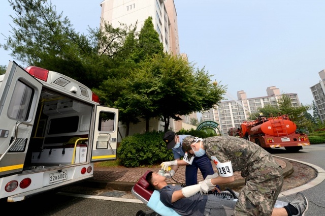 ▲ 해군 2함대 의무대 장병들이 화상환자에게 응급조치를 하고 있다