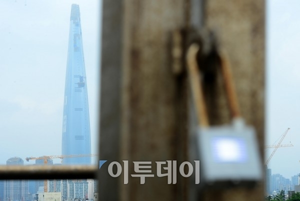 ▲ 12일 오후 서울 강남구 인근에서 바라본 롯데월드타워에 긴장감이 흐르고 있다.