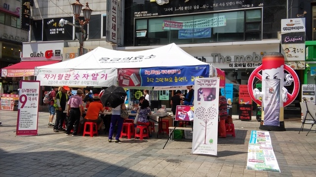 ▲ 이천시보건소가 시민들의 건강을 위해 중앙통 문화의 거리에서 건강 체험 캠페인을 벌이고 있다.(사진=이천시)