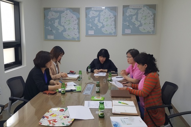 ▲ 강화군보건소와 노인복지센터 관계자가 협약 체결을 위해 업무를 협의하고 있다