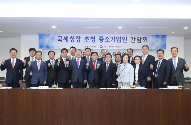 ▲ 14일 서울 여의도 중소기업중앙회에서 개최된 '국세청장 초청 중소기업인 간담회'에서 임환수 국세청장을 비롯한 참석자들이 화이팅을 외치고 있다./중소기업중앙회 제공