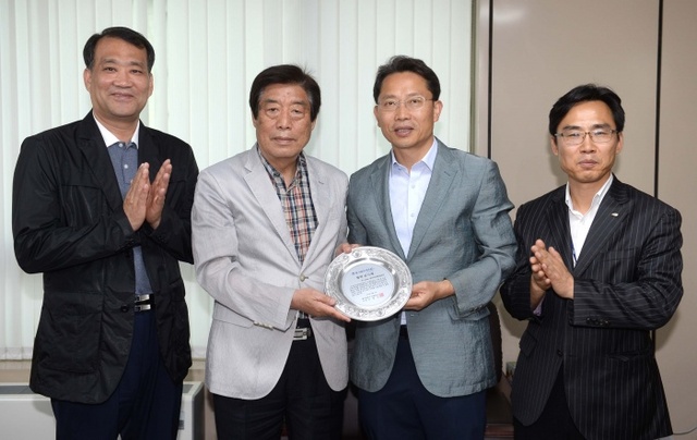 ▲ 아라뱃길협력감사패/사진 장용준기자