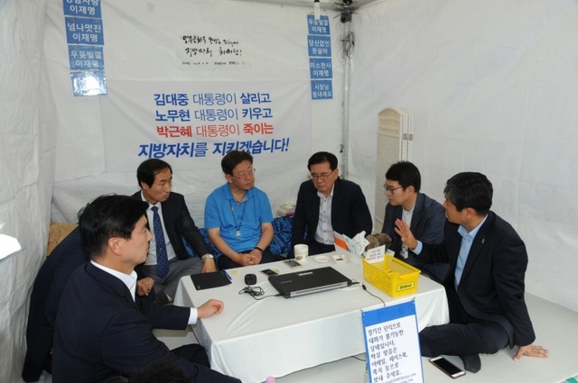 ▲ 서울시 구청장들 이재명 시장 찾아 우 원내대표 의지 전달 후 단식 중단 호소