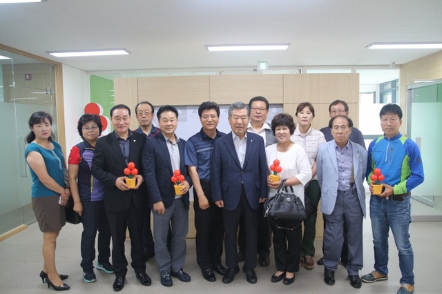 ▲ 인천모금회 봉사자들이 올바른 봉사활동을 위한 교육을 받고 기념 사진을 찍고 있다.
