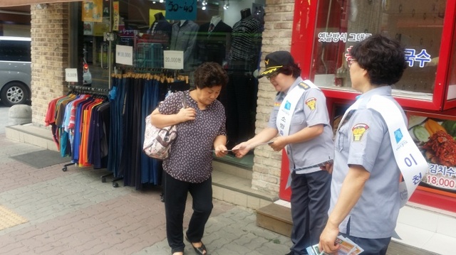 ▲ 이천소방서 여성의용소방대 대원들이 소방차 길터주기 캠페인을 실시하며 시민들에게 홍보전단지를 배포하고 있다.(사진=이천소방서)