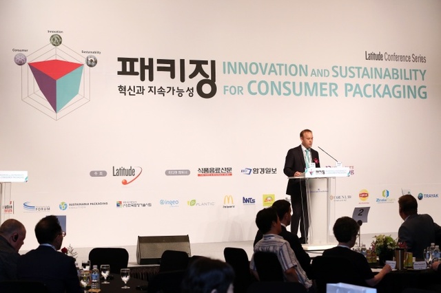 ▲ 래티튜드 주최로 23일 밀레니엄 서울 힐튼호텔에서 개최된 '패키징: 혁신과 지속가능성' 콘퍼런스에서 루이스 패터슨 래티튜드 대표가 환영의 인사를 올리고 있다. 래티튜드 제공