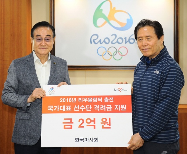 ▲ (왼쪽) 한국마사회 현명관 회장 (오른쪽) 최종삼 선수촌장