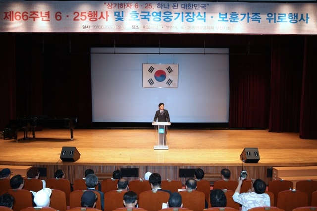 ▲ 부천_김만수+시장이+제66회+6.25전쟁+참전+기념식에+참석,+기념사를+하고+있다.
