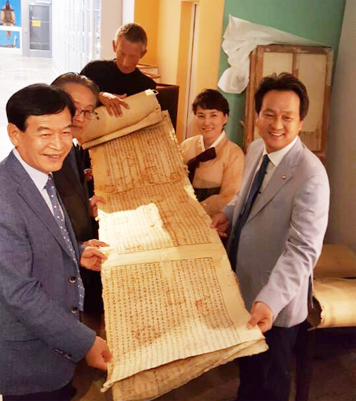 ▲ 더불어민주당 안민석 의원(오른쪽)과 문화재찾기한민족네트워크 회원들이 독일 오틸리엔 수도원이 기증을 약속한 문화재를 들고 있다. 안민석의원실 제공