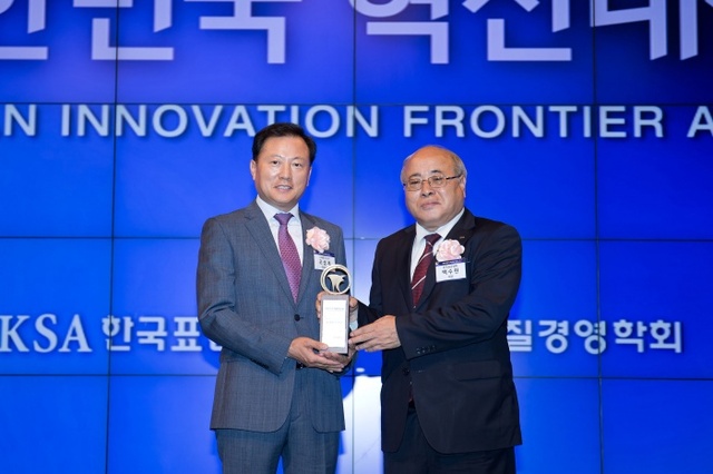 ▲ 에몬스가구 조성제 사장(왼쪽)이 백수현 한국표준협회장으로부터 인증패를 받고 있다./에몬스가구 제공