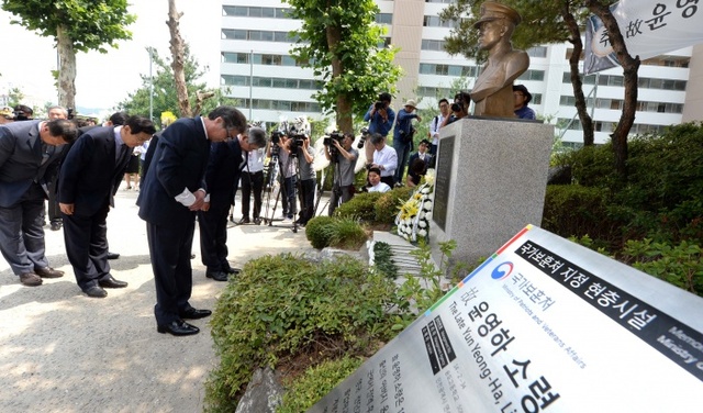 ▲ 제2연평해전 14주년인 29일 오후 해전 당시 참수리호 정장우로 북한군과 교전을 벌이다 전사한 고 윤영하 소령의 추모식이 열린 인천시 연수구 송도고등학교에서 참석자들이 헌화를 마친후 묵념을 하고 있다. 장용준기자