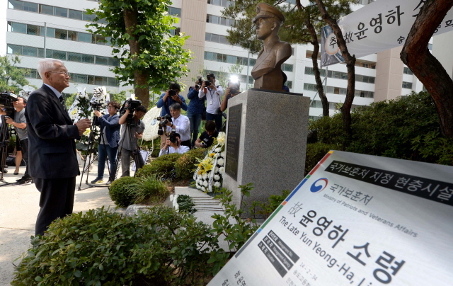 크기변환_1면 20160629 제2연평해전 기념일 고 윤영하 소령 추모식JYJ_3015.jpg