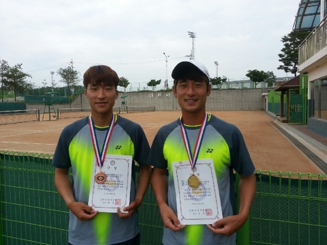 ▲ 이천시 정구부 소속 이요한 선수(1위,오른쪽)와 추문수(왼쪽) 선수가 제52회 국무총리기 전국정구대회에서 남자 개인전 단식에서 1위와 3위를 각각 차지했다.(사진=이천시)