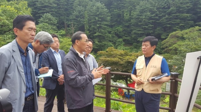▲ 가평군 관계자로부터 물놀이 안전관리추진 상황을 청취하는 홍장관