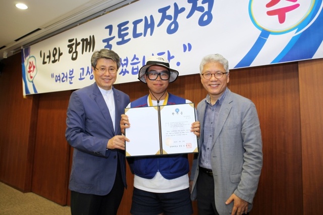 ▲ 30일 삼육대 백주년기념관 대회의실에서 열린 ‘개교 110주년 기념 국토대장정 해단식’에서 김성익 총장이 교수와 학생들에게 완주증과 메달을 수여한 뒤 기념촬영을 하고 있다.(왼쪽부터 김성익 총장, 박주원 학생(영어영문학부, 4년), 김용선 학생지원처장)