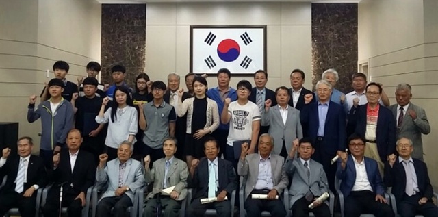 ▲ 장학금을 수여한 학생들과 함께 기념촬영을 하고 있다