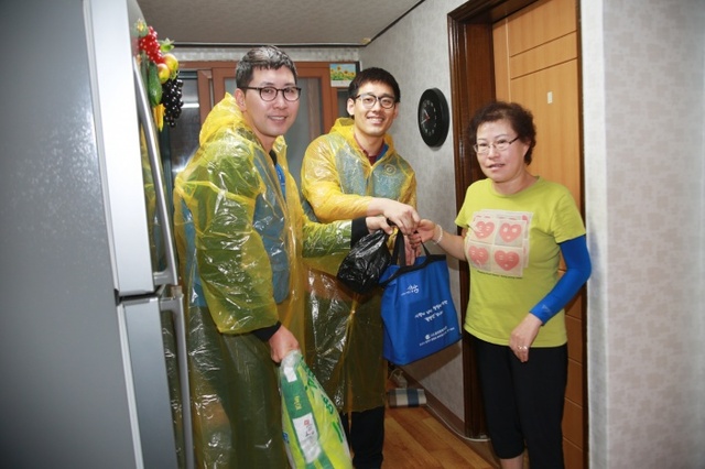 ▲ 가천대 교직원봉사단이 성남 중앙동에 거주하는 주민 집을 찾아 쌀과 밑반찬 등을 전달하고 있다