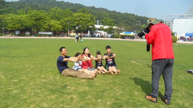 ▲ 지난 5월 광명시 시민회관에서 진행된 추억의 가족사진 만들기 행사. 광명시 제공