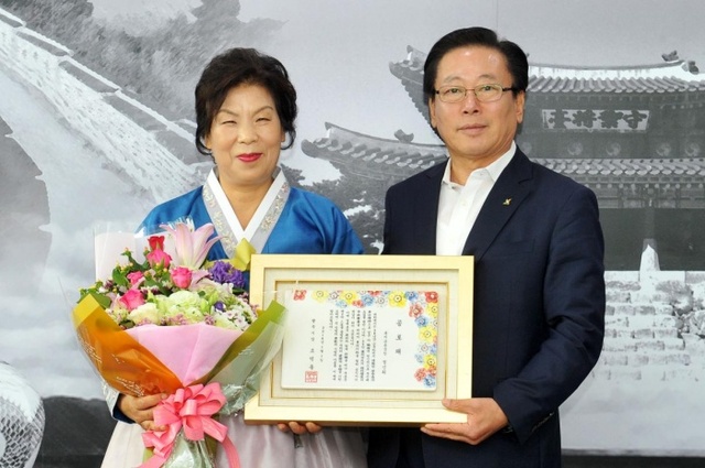 ▲ 광주시 정신희 복지교육국장 퇴직을 앞두고 장학금 기탁 ‘훈훈’1