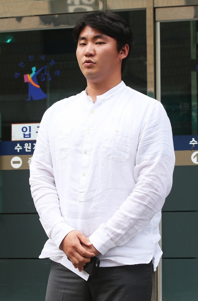 ▲ 치어리더 박기량에 대한 근거없는 소문을 퍼뜨린 혐의(명예훼손)로 기소돼 1심에서 벌금형을 선고받은 kt wiz 포수 장성우가 7일 오전 수원지방법원에서 열린 항소심 선고공판을 마치고 법원을 나오며 심경을 밝히고 있다.  연합뉴스